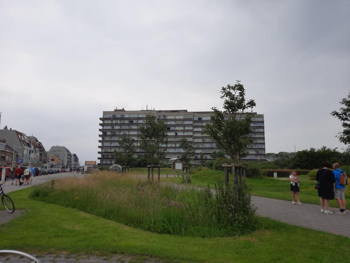 Appartement Residentie Astrid Met Private Parking Bredene Exterior foto